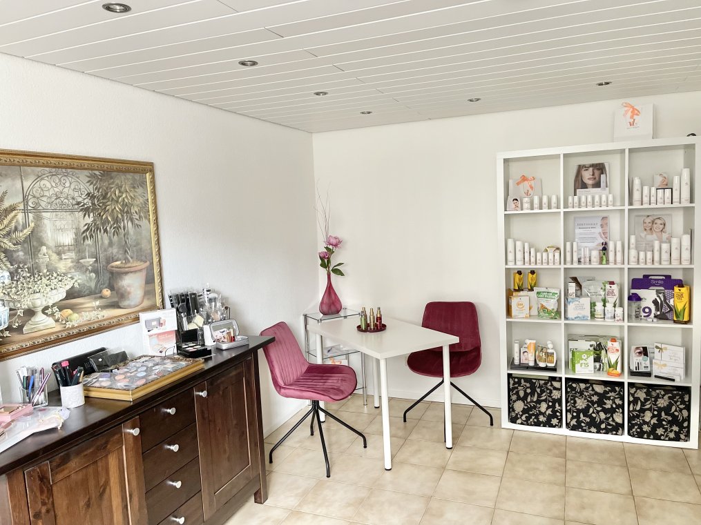 Sitzecke im Kosmetikstudio